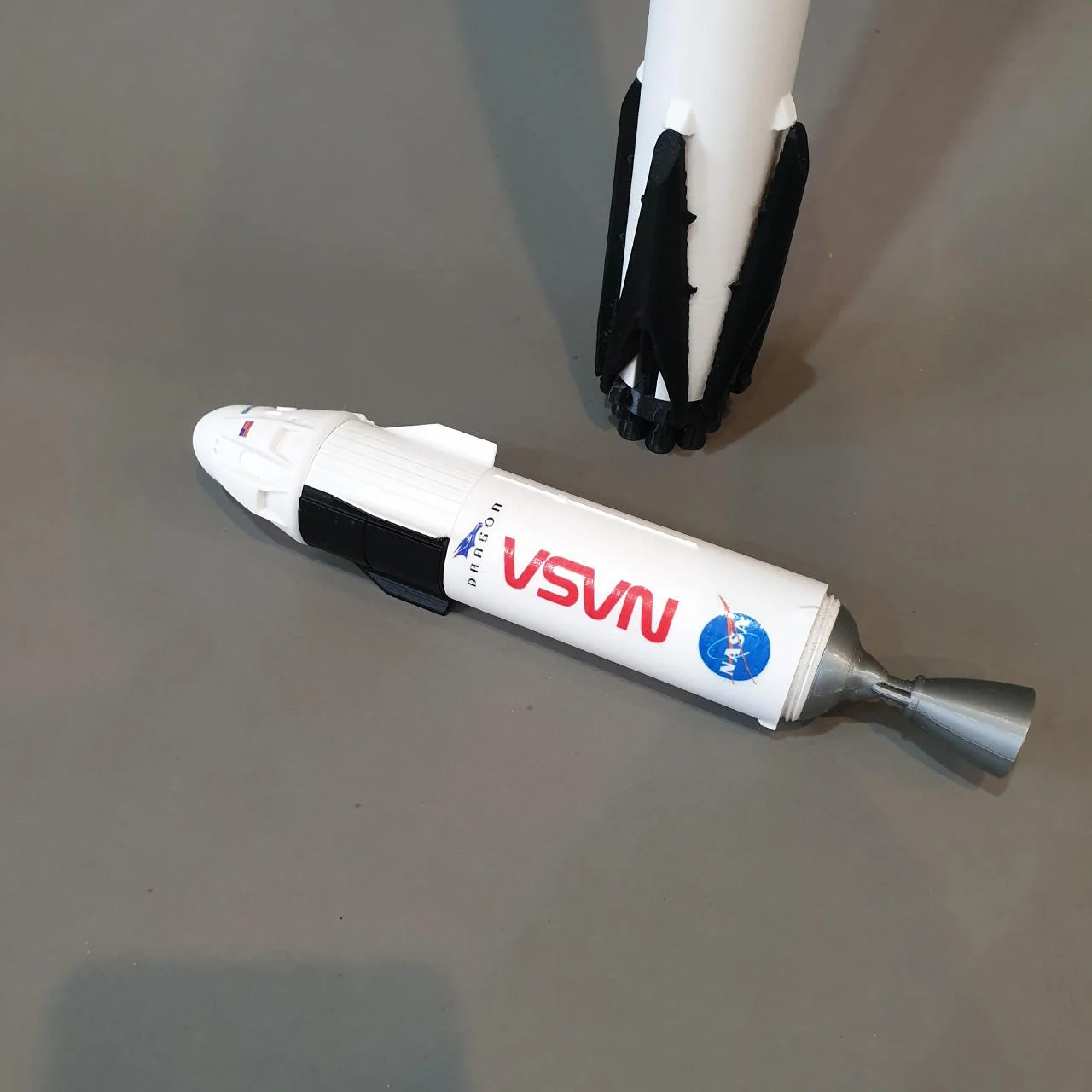 SpaceX Falcon 9 Model Rocket with Axiom-1 Crew Dragon Capsule - Image 3
